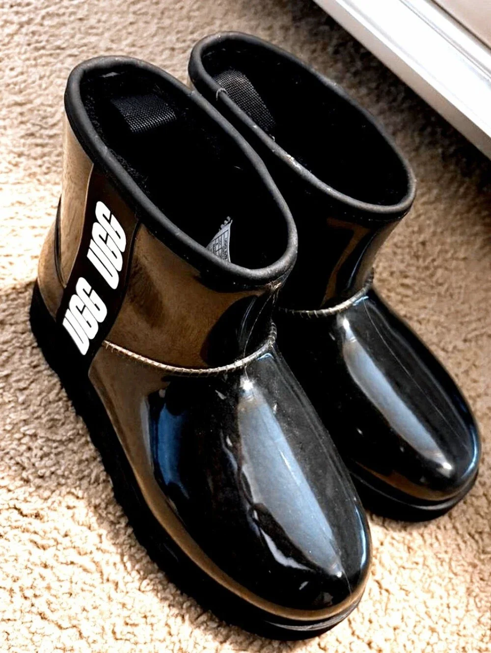 NWOT UGG Classic Black Clear Short Waterproof Boot Size 7